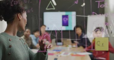 BT 'deki çizim çizgisi çizelgelerinde veri gösteren canlandırmalı resimler kullanan sunucu. İşbirliği, takım çalışması, yenilik, analitik, dijital, profesyonel, beyin fırtınası