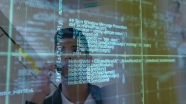 Yazılım mühendisi, çağrı verilerini alırken kod akışı ve sürükleyici ışınla akıllı telefonu tutuyor. Teknoloji, iletişim, yenilik, modern, profesyonel, dijital, bağlantı