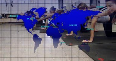 Eğitmen fitness grubu paspasların üzerine diz çöküp dünya haritası ile denge sağlamak için kol ve bacak değiştiriyor. Grup egzersizi, fitness, wellness, Health, strength, movement, coordination