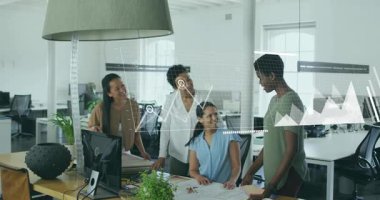 Kadın mimarlar proje incelemesi sırasında planlara yaslanıyor ve animasyon grafiklerini tarıyor. İşbirliği, takım çalışması, veri görselleştirme, modern ofis, profesyonel, başarı, yenilik