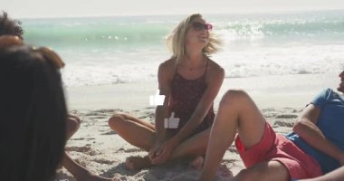 Sahilde gülen arkadaşlar, sosyal medya için güneş gözlüklü kadınların etrafında olumlu ikonlar oluşturuyorlar. Plaj, arkadaşlar, tatil, eğlence, parlak, eğlenceli, okyanus