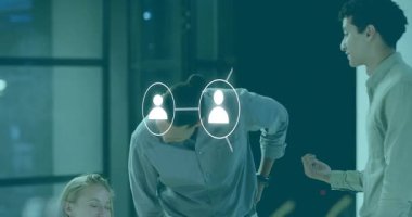 İş dünyası ekibi masa başı kullanıcı simgelerinde toplanıyor ve iş arkadaşları ağ düğümlerini işaret ediyor. İşbirliği, takım çalışması, bağlantı, yenilik, modernlik, profesyonel, dijital