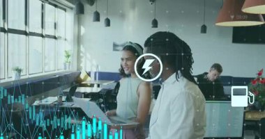 İş arkadaşları dizüstü bilgisayara yaslanmış ofiste iş ölçümlerini tartışıyor ve animasyon çizelgesi simgeleri oluşturuyorlar. İşbirliği, veri görselleştirme, modern çalışma alanı, takım çalışması, iş analizleri, yenilik, profesyonel çevre