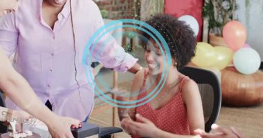 Oturan kadın, yetişkin arkadaşından hediye paketi alıyor ve doğum günü sürprizi için paketleri açıyor. Kutlama, dostluk, neşe, sürpriz, sevgi, sıcaklık, dekor