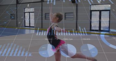 Çocuk jimnastikçi ağırlığı arabesk 'e ve sırt ölçüsüne kaydırıyor, spor analitiğini senkronize ediyor. Jimnastik, esneklik, atletizm, performans, disiplin, spor, hareket