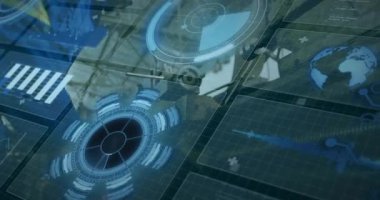 Erkek teknisyen öne eğiliyor, hologramı çalıştırıyor ve bakım hangarındaki verileri takip ediyor. Holografi, teknoloji, yenilik, gelecek, mekanik, dijital arayüz, endüstriyel