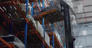 Forklift sağ alta giriyor ve noktalı kaplamayı tarıyor, hizalıyor ve paleti raftan kaldırıyor. Sanayi, lojistik, otomasyon, depo, ekipman, depolama, teknoloji