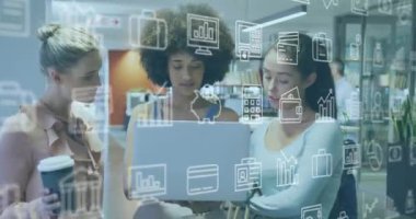 İş merkezinde dizüstü bilgisayarın etrafında toplanan, veri tabloları hazırlayan ve fikirleri paylaşan üç iş arkadaşı. İşbirliği, takım çalışması, yenilik, modern ofis, veri analizi, beyin fırtınası, profesyonel