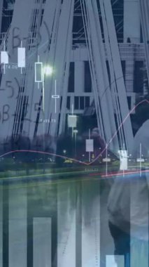 Şehir manzarası üzerinde veri işleme animasyonu. Küresel iş, finans, dijital arayüz, hesaplama ve veri işleme kavramı dijital olarak oluşturulmuş video.