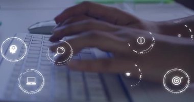 Klavyeye HUD simgeleriyle yazıp teknolojik arayüze yerleştiren yetişkin kadınların elleri. Teknoloji, yenilik, arayüz, çalışma alanı, dijital, üretkenlik, konsantrasyon
