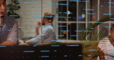 Kadın tablet sürücü ofis verilerini ekip olarak kullanıyor ve 3 boyutlu çizelge izleme metrikleri oluşturuyor. İşbirliği, analitik, dijital, yenilik, teknoloji, arayüz, iletişim