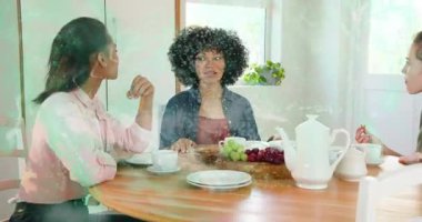 Merkez hoparlörünün elini uzatması okuyucunun el hareketlerini sağlık rehberliği için hareket çizgileriyle incelemesini tetikler. Arkadaşlık, sohbet, sosyal, boş zaman, ev, sıcaklık, rahatlama.