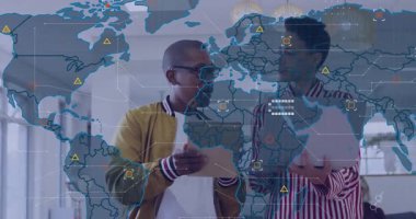 Meslektaşlar tableti tıklatıyor, dizüstü bilgisayarı kontrol ediyor; dünya haritası iş veri analizi için soluyor. Teknoloji, işbirliği, analitik, veri görselleştirme, modern, yenilik, kurumsal