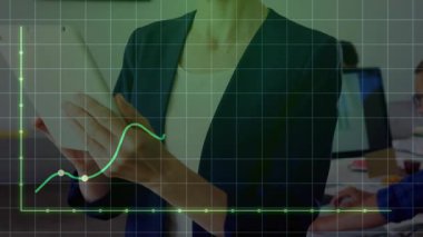 İş kadını tableti çalıp tıkırdatıyor iş arkadaşı yazarken yeşil grafiğin yükselmesine neden oluyor. Teknoloji, veri analizi, dijital, profesyonel, yenilik, çalışma alanı, minimalizm