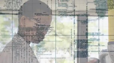 Kod, gözlüklü, seyrüsefer uygulamalı, egzersiz için telefon dinleyen bir kadınla örtüşüyor. Fitness, teknoloji, yenilik, sağlık, modern, aktif giyim, dijital