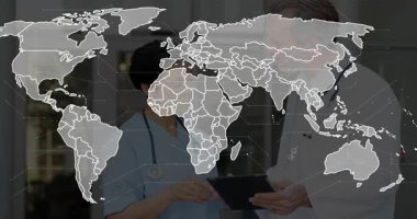 Şeffaf harita kaydırma, doktor ve hemşire sağlık hizmetleri için tablet verilerini tıkırdatıyor. İşbirliği, sağlık, yenilik, teknoloji, profesyonel, analitik, takım çalışması