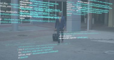 Erkek gezgin plazası bavulu çekiyor, kameranın yanında teknoloji kodunu çalıştırıyor ve kaydırıyor. Teknoloji, dijital, yenilik, şehir, hareketlilik, fütürizm, bağlantı