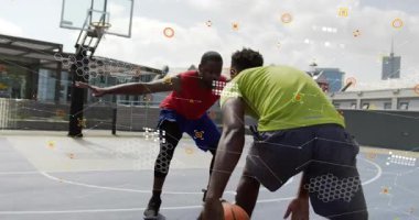 Basketbolcu yeşil tişörtlü oyuncu çatıdaki bekçiye salya akıtıyor. Çapraz mesafe yaratıyor. Spor, kentsel, atletik, rekabet, eğitim, hareket, dinlenme