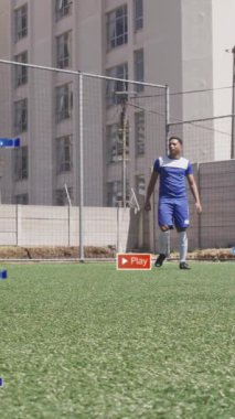 Spor sahasında futbol oynayan çeşitli erkek futbolcuların sosyal medya simgelerinin canlandırılması. Sosyal medya ağı ve spor fitness kavramı