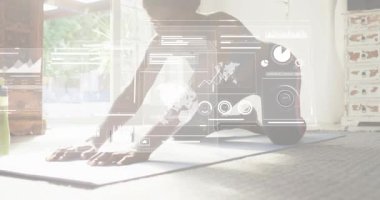 Kadın avuç içlerini paspasa sarıp kalçalarını dijital fitness ölçümleri gibi geriye bastırıyor. Fitness, farkındalık, rahatlama, dijital arayüz, sağlık, yoga, ev stüdyosu