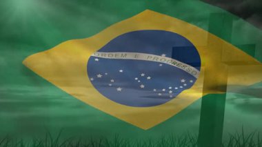 Rüzgar dalgalanan Brezilya bayrağı Ordem ve Progresso amblemlerini bulutlu gökyüzünün altında çapraz şekle sokuyor. Vatanseverlik, ulusal gurur, açık hava, dinamik, manzaralı, sembolizm, doğa