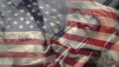 Asker Lewis 'in askerî üste tüfeği kavrayışı solmuş bayrak gibi arkadaki yoldaşı birleştiriyor. Vatanseverlik, yoldaşlık, ordu, savaş, disiplin, dayanıklılık, takım çalışması