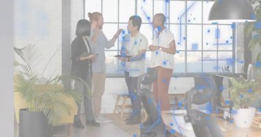 Meslektaşları iş analizi için dijital parçacıkların oluşmasına neden olan akran tabletine doğru hareket ediyorlar. İşbirliği, takım çalışması, yenilik, dijital, modern, profesyonel, teknoloji