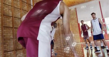 Kırmızı ve beyaz oyuncu top sürmeye başlıyor, eski defans oyuncusunu atak için spor verilerini üst üste koyuyor. Sporcular, rekabet, dinamik, hareket, spor, takım çalışması, dijital