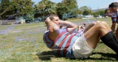 Rugby oyuncuları koça tepki veriyor. Animasyon temsilcisi sayacıyla mekik çekiyorlar. Sporcular, takım çalışması, fitness, açık hava, dayanıklılık, antrenman, spor giyim