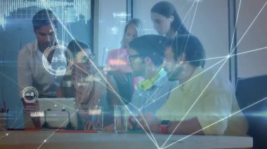 Meslektaşlar tablet çizim takımına el koyuyorlar. İş toplantılarında veri analizi yapıyorlar. İşbirliği, takım çalışması, modernlik, dijital araçlar, beyin fırtınası, profesyonel, yenilik