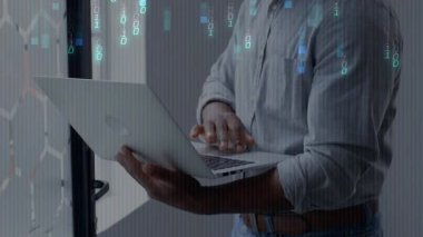 Pencere pencere dizüstü bilgisayarda profesyonel daktilo, veri analizi sırasında animasyon ikili kaplama başlatılıyor. Teknoloji, analiz, konsantrasyon, yenilik, çalışma alanı, iç gözlem, veri odaklı