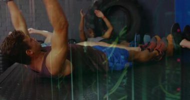 Mor tankın lideri spor salonu minderleri üzerinde V-bakıcılığı yaparken grup fitness için takip ediyor. Spor, grup çalışması, güç, kondisyon, antrenman, spor, spor