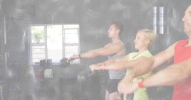 Üç fitness partneri halterleri kavrıyor ve güç artırımı için yukarı doğru dördüncü sırada salınıyor. Spor, güç, egzersiz, eğitim, motivasyon, açık hava, modern