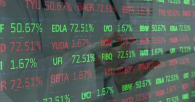 Tıbbi analiz için şeffaf ekranda yüzdelik kodları güncelleyen tablet stilini kullanan bir doktor. Tıbbi, teknoloji, veri, analitik, yenilik, yapay zeka, sağlık