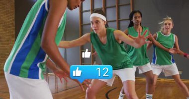 Savunma tatbikatında salya akıtan bir kadın var. 95 'e doğru sayıyor gibi. Atletik, takım çalışması, spor, motivasyon, rekabet, eylem, fitness