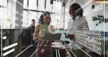 Teknoloji ekibi dizüstü bilgisayarla ölçümleri güncelliyor ve akıllı telefonları yüzen grafiklerle kaydırıyor. İşbirliği, yenilik, veri görselleştirme, dijital arayüz, takım çalışması, modern ofis, teknoloji