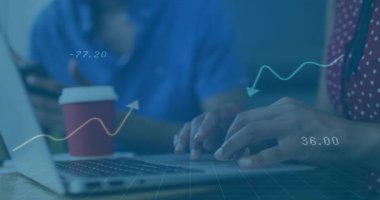 Kadın, dizüstü bilgisayarını kahve fincanıyla daktilo ediyor, analiz için grafikler hazırlıyor, adam eğilip gülümserken. İşbirliği, veri analizi, ofis çalışma alanı, takım çalışması, modern tasarım, dijital görselleştirme, iş toplantısı