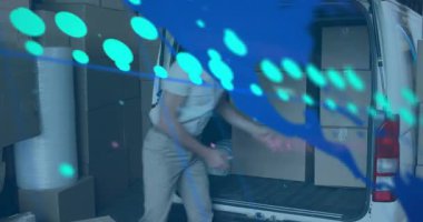 Kargo aracına dönen kargo işçisi rıhtımdaki animasyon ölçümlü kutuları alıyor. Lojistik, depo, teknoloji, nakliye, verimlilik, verimlilik, sanayi