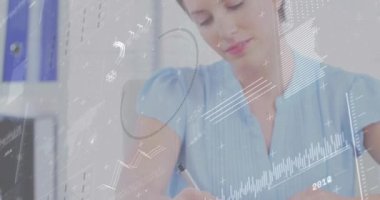 Kadın ofis çalışanı, incelenmek üzere kağıt üzerinde verileri işaretliyor ve animasyon çizelgeleri kayboluyor, gülümsüyor. İş, analiz, veri, üretkenlik, çalışma alanı, şirket, modern