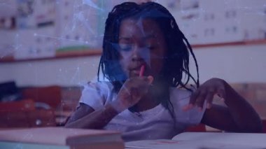 Öğrencinin pembe kalemle duraksaması ve akranı olarak hızla yazması ödev için yeşil kalem sunuyor. Eğitim, eğitim, öğrenim, yaratıcılık, takım çalışması, okul, sınıf