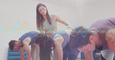 Eğitmen öğrencinin sırtına elini koyuyor, minderlere dikenler yerleştiriyor, dalga biçimi örtüşüyor. Sağlık, esneklik, farkındalık, hareket, uyum, terapi, bütünsel