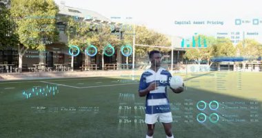 Orta yaşlı bir adam sahaya çıkıyor ve AR finans verilerini güncellerken rugby topunu manipüle ediyor. Teknoloji, analitik, yenilik, spor, eğitim, ilerleme, katılım