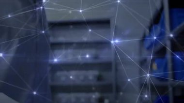 Bulanık raf değiştirme şebekesi mavi çöp kutusunu inceleyen laboratuvar teknisyeninin etrafında etkinleşiyor. Envanter, veri görselleştirme, teknoloji, araştırma, analiz, dijital arayüz, bilimsel