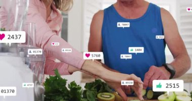 Adam bıçak seçiyor ve mutfak tezgahında salatalık doğruyor, nişan ikonlarını büyütüyor. Sağlıklı, yemek pişirme, işbirliği, dijital ilişki, sağlık, yaşam tarzı, taze malzemeler