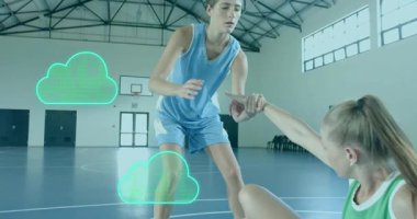 Mavi atlet yeşil takım arkadaşının tökezlediğini ve spor teknolojisi için bulut simgeleriyle onu yukarı çektiğini fark etti. Takım arkadaşları, destek, işbirliği, takım çalışması, dayanıklılık, dijital teknoloji, spor performansı