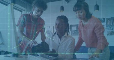 Pazarlama ekibi DSLR kamerasını kaldırıyor. Doktoru karşılaştırıyor ve dalgalı grafik kaplamasında el kol hareketi yapıyor. İşbirliği, takım çalışması, yenilik, analitik, beyin fırtınası, modern, yaratıcı