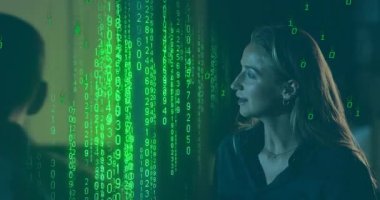 Meslektaşları teknoloji atölyesinde veri incelerken kadın mühendis üst üste kod hologramını çalıştırıyor. İşbirliği, yenilik, teknoloji, kodlama, çalışma alanı, takım çalışması, fütürist