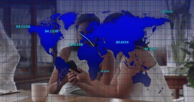 Akıllı telefon ekranını dinleyen ve teknoloji sunumu sırasında animasyon dünya haritasını aktive eden ekip. İşbirliği, takım çalışması, dijital, bağlantı, veri görselleştirme, iş dünyası, modern