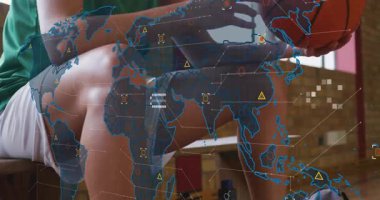 Kamera bacaklara odaklanıyor, sporcu basketbolu tutuyor, spor salonuna odaklanmak için kalçasında döndürüyor. Spor, spor, antrenman, dinamik, hareket, atletik, sağlık