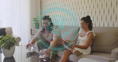 Ev tasarımcısı masaya cam getiriyor kadın ders çalışıyor, adam su içmek için alıyor. Oturma odası, samimiyet, rahatlama, iç mekan, arkadaşlık, samimi, modern.